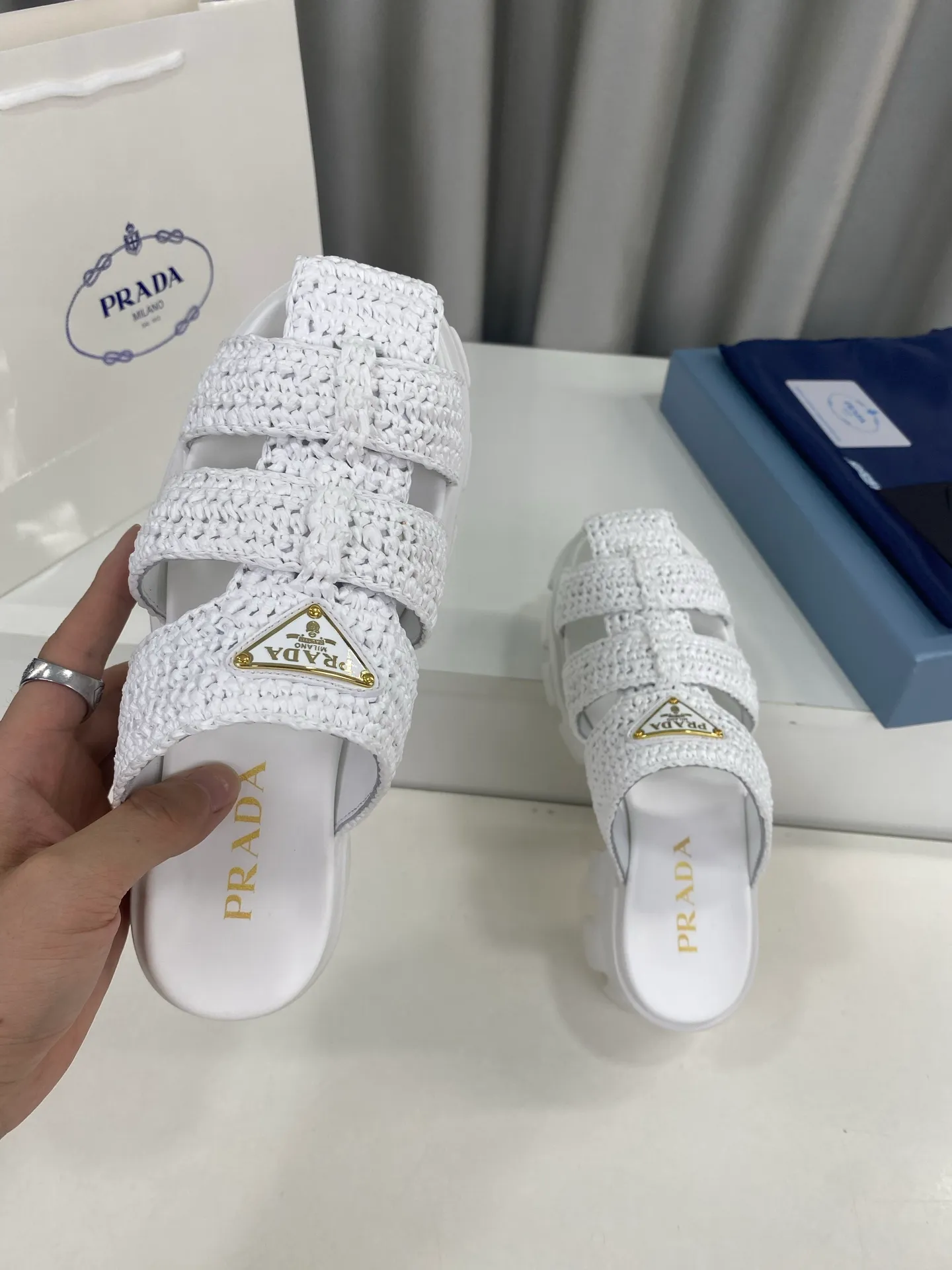 👟👟Ex-factory price 520👟👟 Prada's latest bamboo cage weaving thick-soled triangle buckle sandals☑️ Latest environmentally friendly PP material, fully hand-crocheted, just like knitting sweaters, slow work and meticulous work, retro fashionable thick-soled shoes, with woven uppers, making the whole pair of shoes light and comfortable, bright colors, satisfying various choices for fashionable people with different styles! The iconic metal triangle logo is paired with the shape of ancient beach sandals. Every design element is fashionable! Size: Women's 35-39 (34, 40, custom-made, non-returnable) Full set of counter original packaging